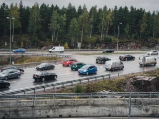 Liikennettä kehätien liittymässä.