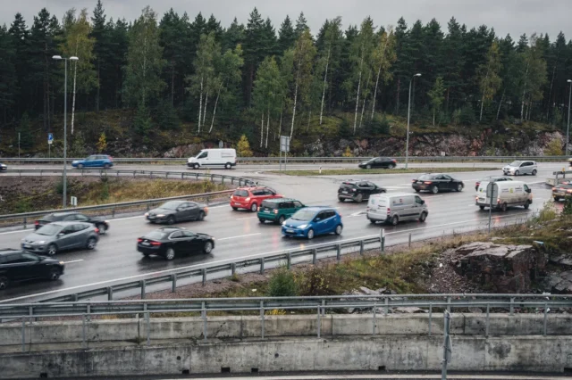 Liikennettä kehätien liittymässä.