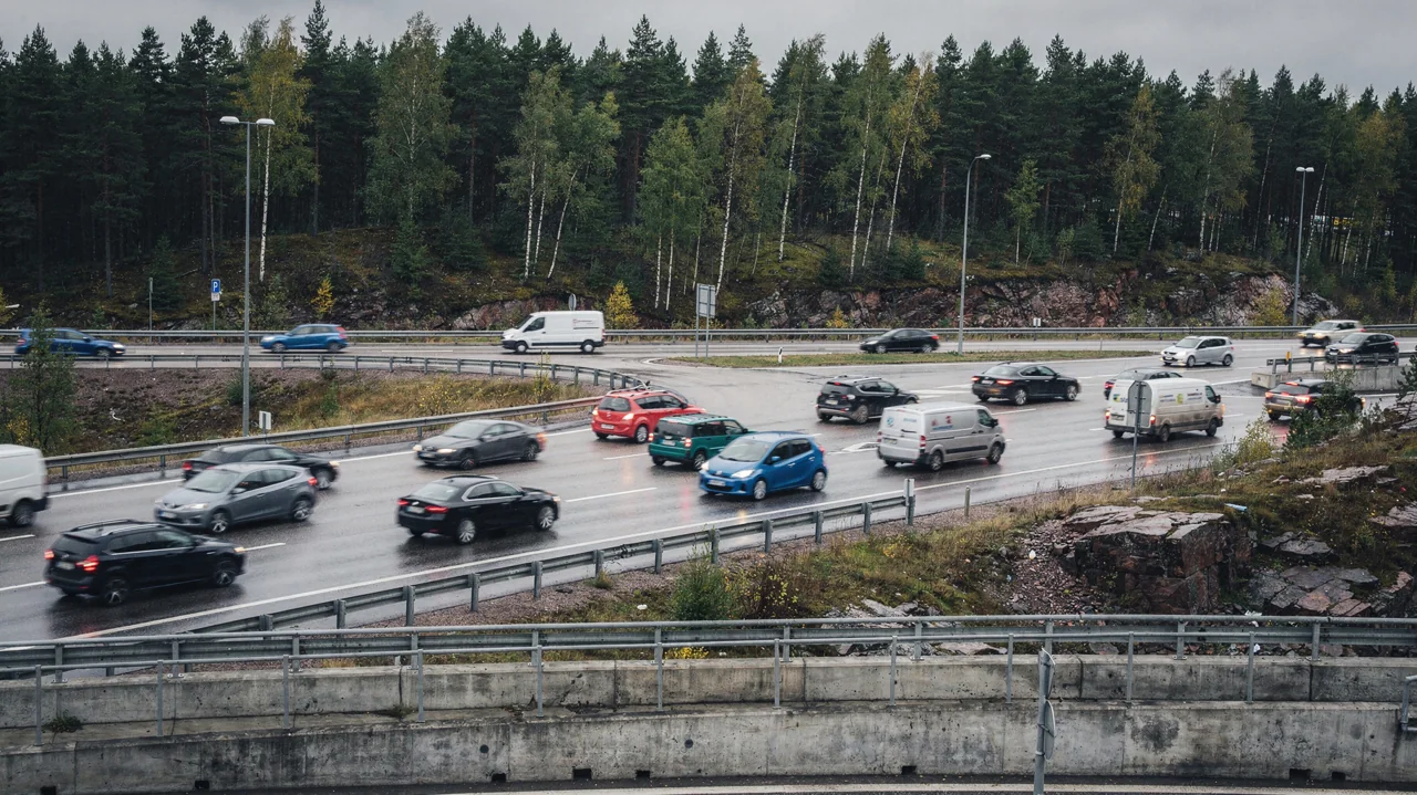 Liikennettä kehätien liittymässä.