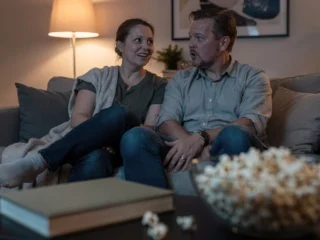 Ystävykset katsovat fantasiaelokuvaa kotona.