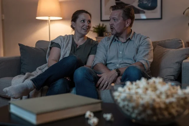Ystävykset katsovat fantasiaelokuvaa kotona.